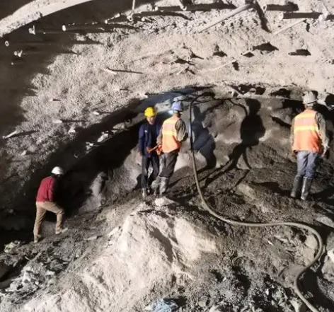 隆德隧道拱顶带模注浆料，微膨胀注浆料的特点及施工工艺
